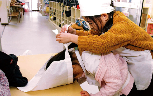 エプロンをつける