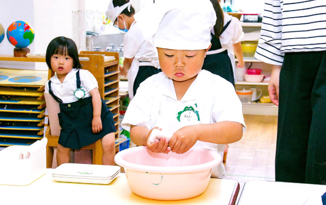 おしぼりを作る / 机を拭く